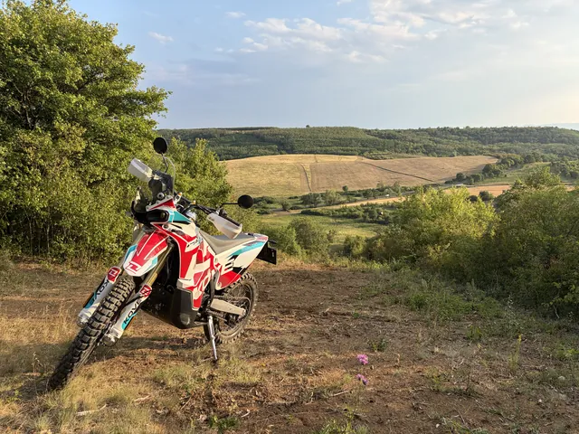 KOVE 450 Rally egy dombtetőn, háttérben a magyar vidékkel
